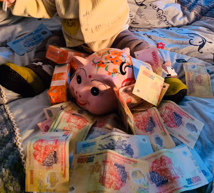 Dù đùa vui nhưng nếu xét trên thực tế thì lời này cũng chẳng sai khi không ít em nhỏ còn ẵm trên tay nhưng đã được tiền mừng tuổi khủng.