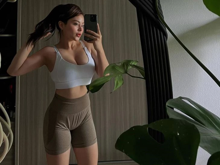 Trên trang cá nhân, Trà My có lựa chọn đa dạng về phong cách thời trang ở đời thường.