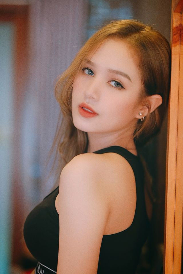 Bên cạnh việc PR cho các nhãn hàng, Xoài Non còn tham gia diễn xuất, đóng MV mà mới đây nhất là Chỉ cần anh giả vờ của Chi Dân.