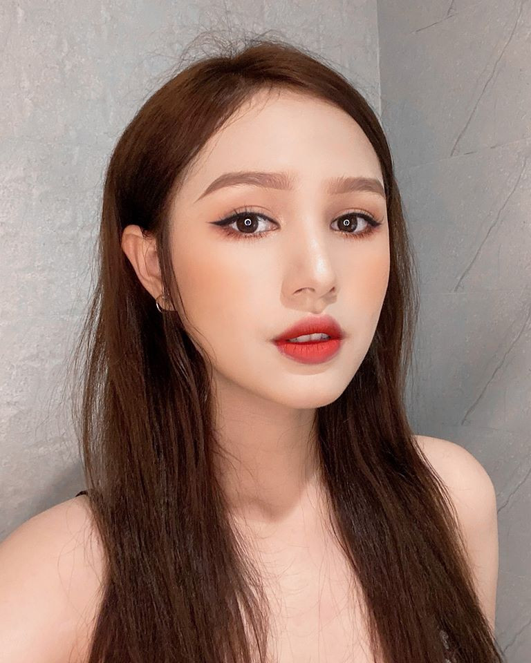 Dù chỉ mới 18 tuổi nhưng vợ streamer Xemesis định hướng phong cách theo hướng khá trưởng thành.