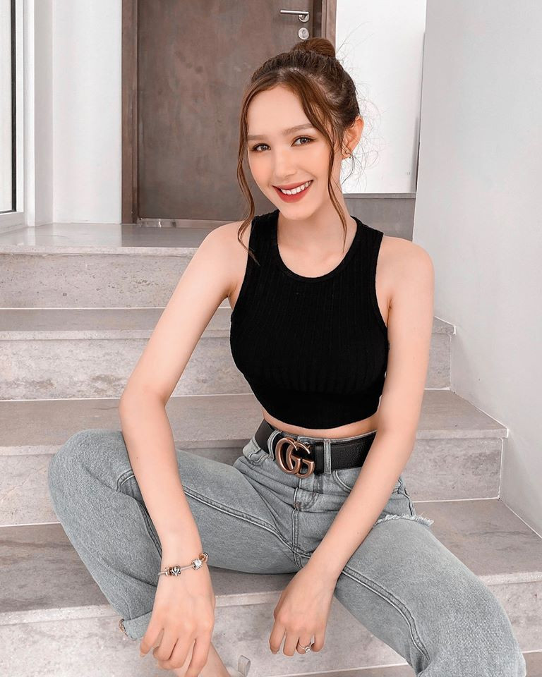 Thế nhưng, Xoài Non đính chính rằng hoàn toàn không có chuyện mình độn ngực, chỉ là chiếc váy hơi rộng.