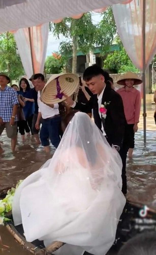 Nữ TikToker chủ nhân của đoạn clip cũng cho hay vì đi đường xa nên cô dâu khá mệt. Dù vậy, khi được ngồi "thuyền hoa" về nhà chồng cô nàng vẫn rất vui vẻ, không hề tỏ ra khó chịu. Tất cả cũng vì tình yêu mà cô dâu và chú rể dành cho nhau.