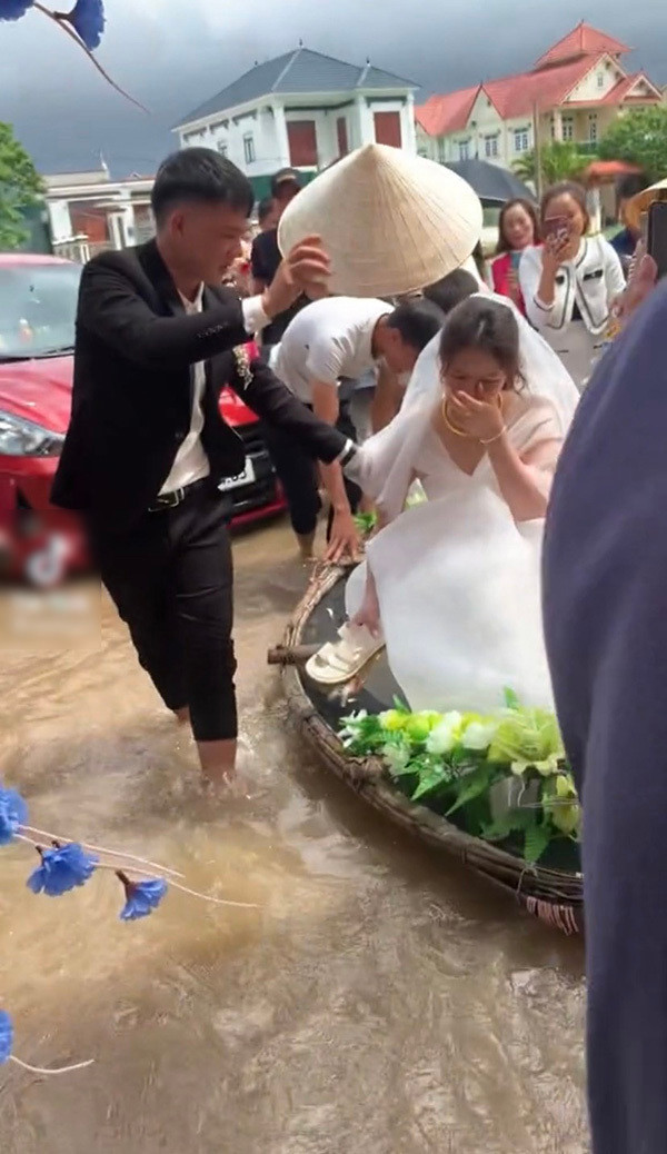 Một số bình luận của độc giả bên dưới bài đăng: "Cưới ri yêu cầu chủ nhà làm mâm lẩu, còn khách thì đem theo lái và cần câu để bắt cá, hết mồi thì ra thả lái với câu cá là bỏ vô nồi lẩu lụm luôn! Không say không về."