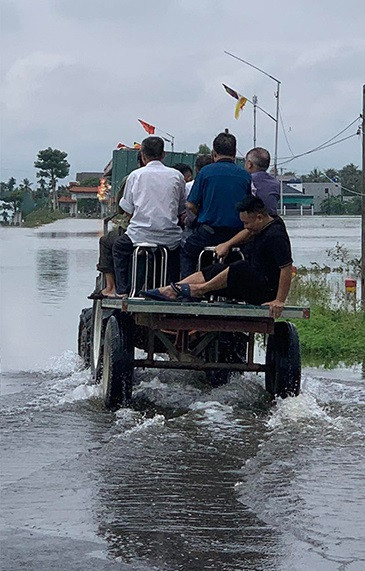 Đằng sau chiếc máy cày được lắp thêm một chiếc xe kéo và trải vài chiếc ghế đôn để cô dâu và chú rể được ngồi đằng sau. Họ hàng hai bên đi đưa dâu cũng phải dùng đến một chiếc xe tải to.