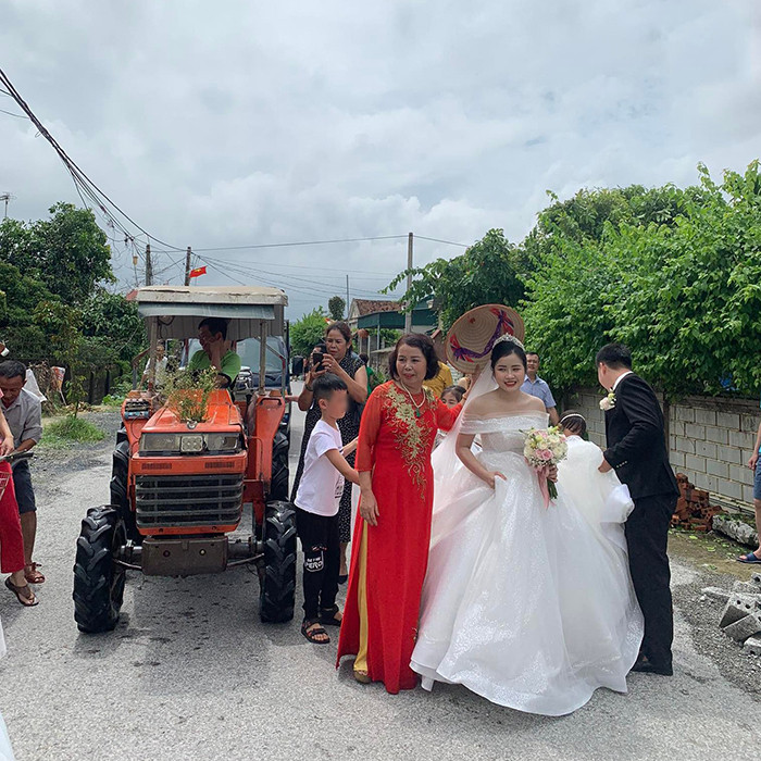 Mới đây, mạng xã hội rần rần chia sẻ hình ảnh đám cưới của một cặp đôi ở Diễn Châu, Nghệ An thu hút sự chú ý lớn của netizen. Chuyện sẽ chẳng có gì đáng nói nếu cô dâu và chú rể không xuất hiện bên cạnh một chiếc máy cày.