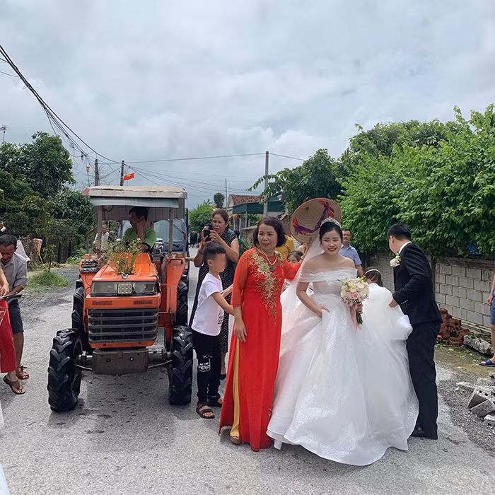 Mới đây, mạng xã hội rần rần chia sẻ hình ảnh đám cưới của một cặp đôi ở Diễn Châu, Nghệ An thu hút sự chú ý lớn của netizen. Chuyện sẽ chẳng có gì đáng nói nếu cô dâu và chú rể không xuất hiện bên cạnh một chiếc máy cày.