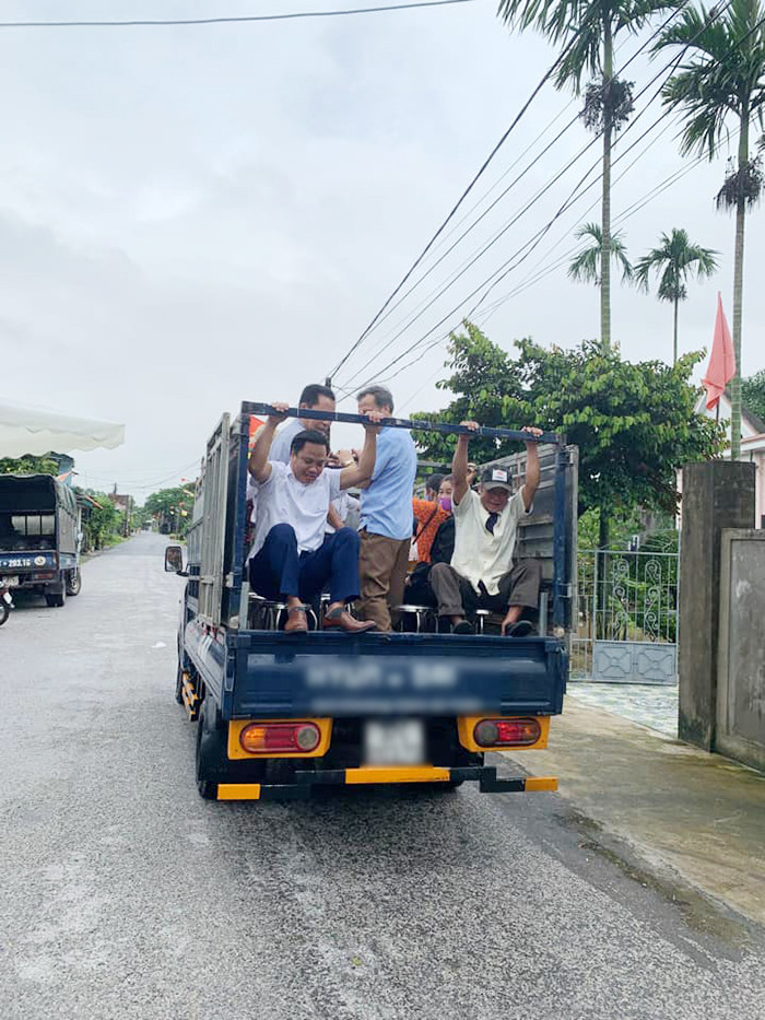 Sau khi đăng tải, bài viết đã nhanh chóng thu hút sự chú ý lớn của netizen. Nhiều người để lại bình luận đồng cảm với cô dâu chú rể vì gia đình mình cũng ở miền Trung.