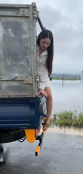 . Dù khu vực rạp cưới khô ráo, không bị ngập nhưng con đường dẫn vào nhà cô dâu đi qua cổng làng lại bị ngập khá sâu. Chính vì thế để di chuyển qua khu vực này buộc phải sử dụng đến máy cày.