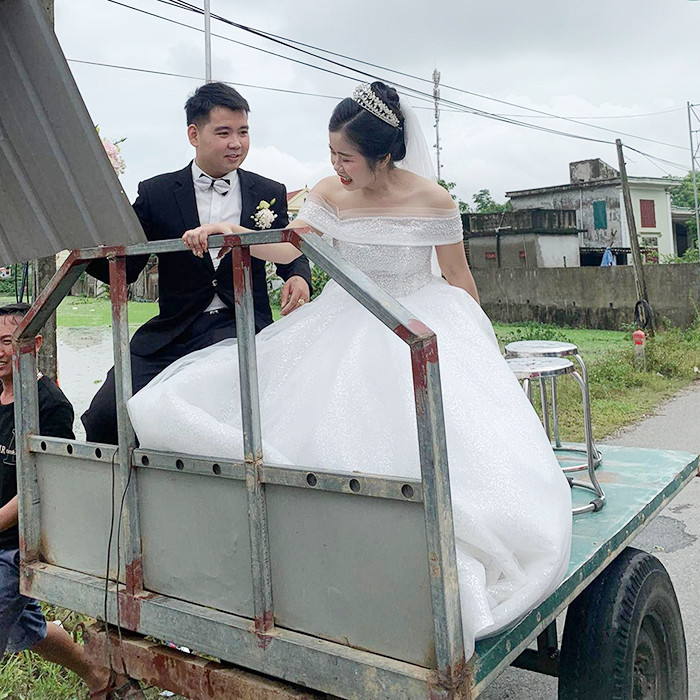 Không ít người còn lấy điện thoại ra quay chụp lại khoảnh khắc thú vị này. Nhiều bạn bè của cô dâu chú rể cũng cho biết đây là lần đầu tiên trong đời họ được dự một đám cưới đặc biệt như vậy.