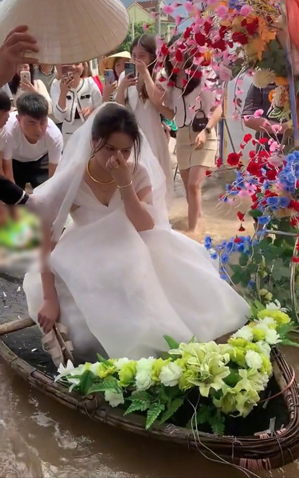 Trước đó, dân tình cũng rần rần chia sẻ một đám cưới khác ở Nghệ An cũng đúng dịp sau bão Noru. Cô dâu ở Bắc Giang được ngồi thuyền hoa về dinh khiến netizen phải cười ra nước mắt.