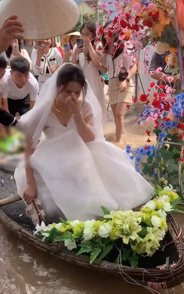 Trước đó, dân tình cũng rần rần chia sẻ một đám cưới khác ở Nghệ An cũng đúng dịp sau bão Noru. Cô dâu ở Bắc Giang được ngồi thuyền hoa về dinh khiến netizen phải cười ra nước mắt.