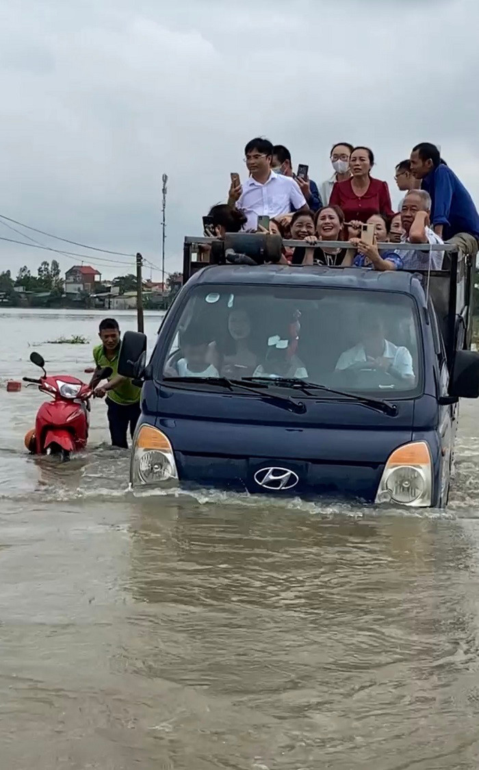 Hơn ai hết họ hiểu sự bất tiện khi tổ chức đám cưới vào mùa bão lũ.