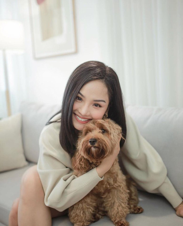 Đặc biệt, loạt ảnh diện váy hoa, đổi kiểu tóc mới vừa được nữ ca sĩ chia sẻ khiến dân tình phải ngỡ ngàng vì quá xinh.