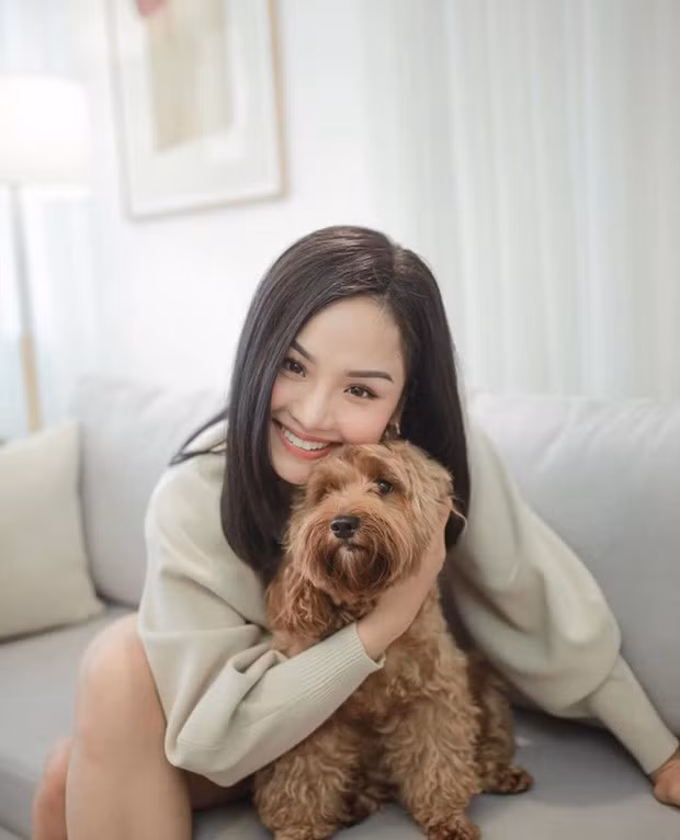 Đặc biệt, loạt ảnh diện váy hoa, đổi kiểu tóc mới vừa được nữ ca sĩ chia sẻ khiến dân tình phải ngỡ ngàng vì quá xinh.