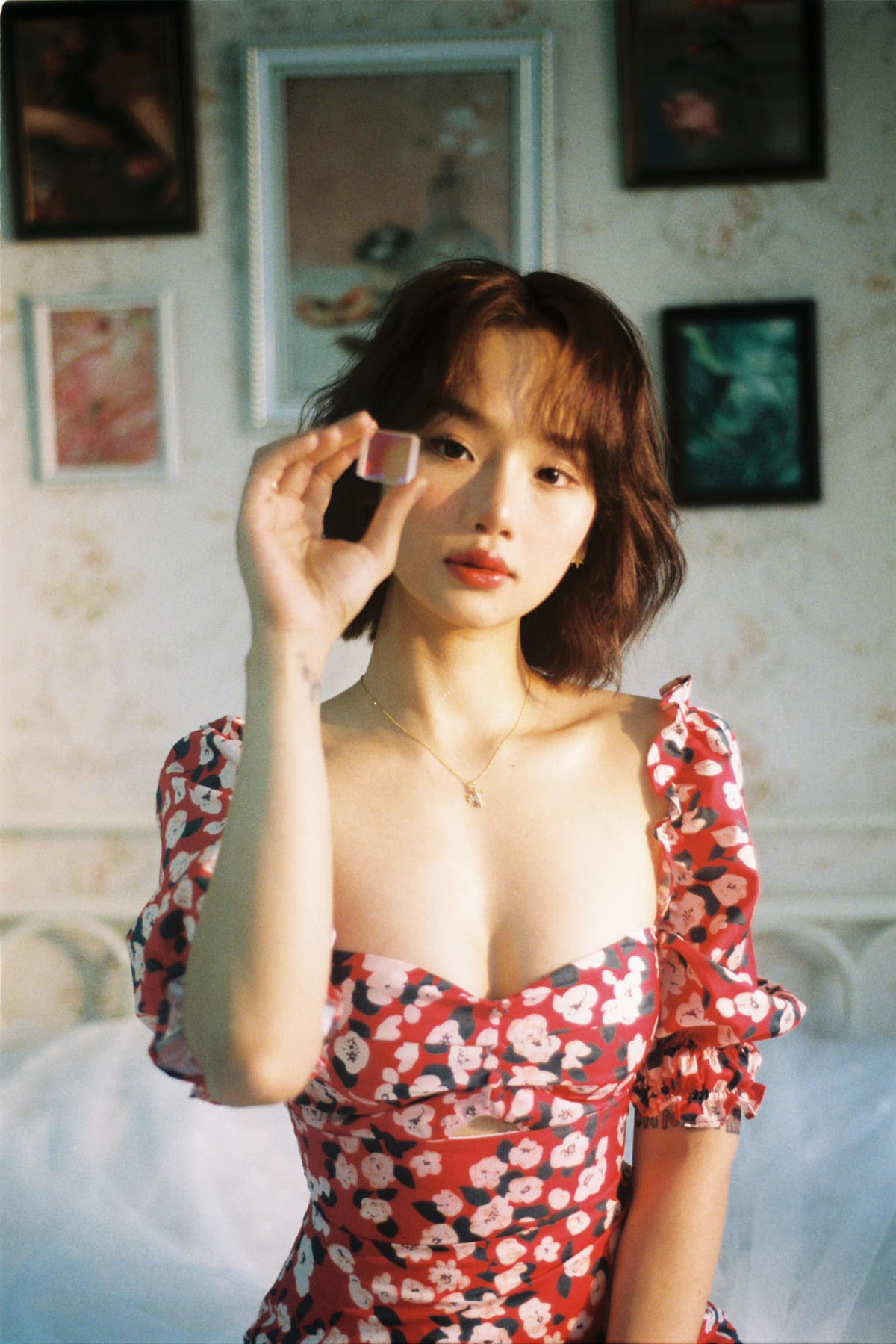 Trong MV mới nhất là Gác lại âu lo, Miu Lê khoe thân hình vô cùng nữ tính và khỏe khoắn khiến các fan của cô nàng hết lời khen ngợi.