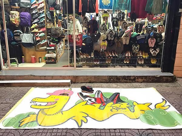 Nhiều cửa hàng sử dụng hình ảnh rồng pikachu trang trí như một cách thức PR