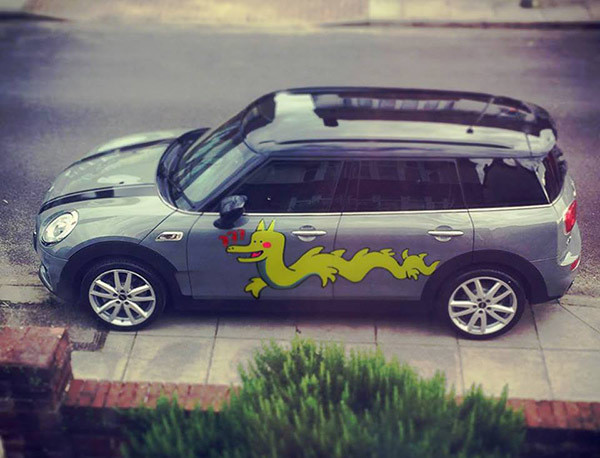 Chắc hẳn chủ nhân của chiếc xe cực hâm mộ rồng pikachu nên mới đưa chú "ngự" trên xe của mình thế này