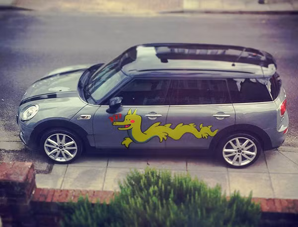 Chắc hẳn chủ nhân của chiếc xe cực hâm mộ rồng pikachu nên mới đưa chú "ngự" trên xe của mình thế này