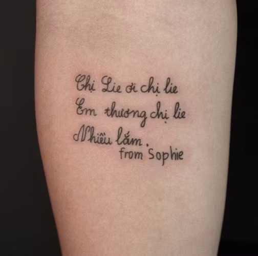 T.A quyết định xăm dòng tin nhắn của mẹ lên cánh tay trái. Mỗi khi cảm thấy mệt mỏi hay muốn bỏ cuộc, T.A lại nhìn vào hình xăm để nhắc nhở bản thân rằng dù có gì xảy ra thì mẹ vẫn luôn ủng hộ và yêu thương cô.
