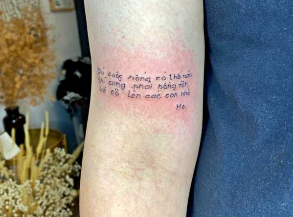 Đối với P., dòng tin nhắn ngắn gọn đó là một kỷ vật vô giá nên cô quyết định xăm nó lên cổ tay, biến nó thành một phần cơ thể của mình để có thể lưu giữ nó suốt cuộc đời. “Một năm rưỡi sau khi ba mất, tôi xăm dòng tin nhắn ấy lên tay vì sợ một ngày nào đó điện thoại hỏng, tin nhắn ấy mất đi. Tôi cũng sợ sẽ quên đi tin nhắn duy nhất của ba gửi cho mình. Tôi xăm tin nhắn của ba vì muốn cả đời tự nhắc mình rằng ba vẫn bên tôi, yêu thương tôi”. - P. tâm sự