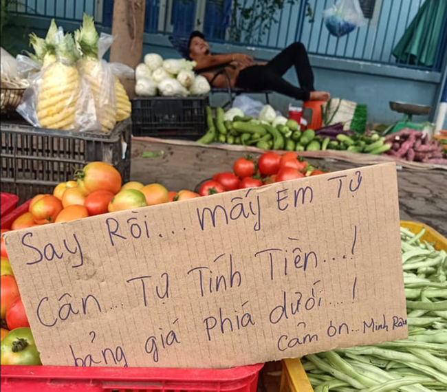 Thêm vào đó, chú Minh lại là người vui tính, lắm lúc vừa say rượu vừa phải trông coi quầy hàng, chú liền nhanh tay ghi ngay trên tấm bảng: "Say rồi, mấy em tự cân tự tính tiền, bảng giá phía dưới! Cảm ơn".