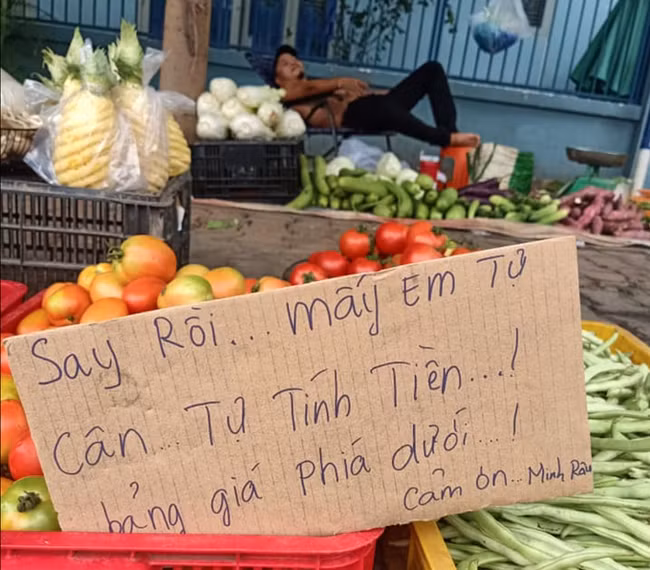 Thêm vào đó, chú Minh lại là người vui tính, lắm lúc vừa say rượu vừa phải trông coi quầy hàng, chú liền nhanh tay ghi ngay trên tấm bảng: "Say rồi, mấy em tự cân tự tính tiền, bảng giá phía dưới! Cảm ơn".