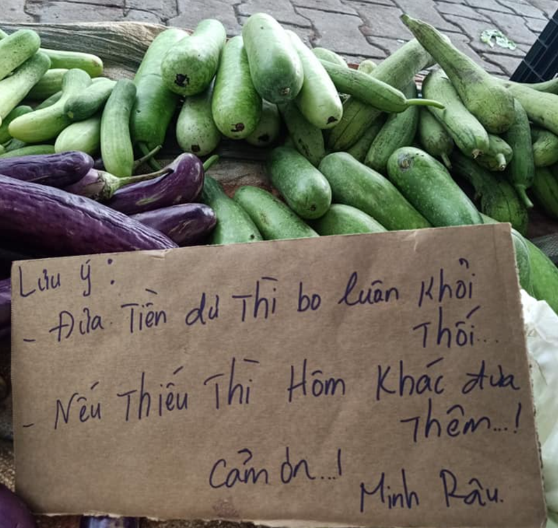 Ngay sau khi đăng tải, bức hình đã nhận được sự chú ý từ cư dân mạng. Nhiều người đã khen người chủ gian hàng có ý thức phòng chống dịch, lại có cách làm thật sáng tạo.