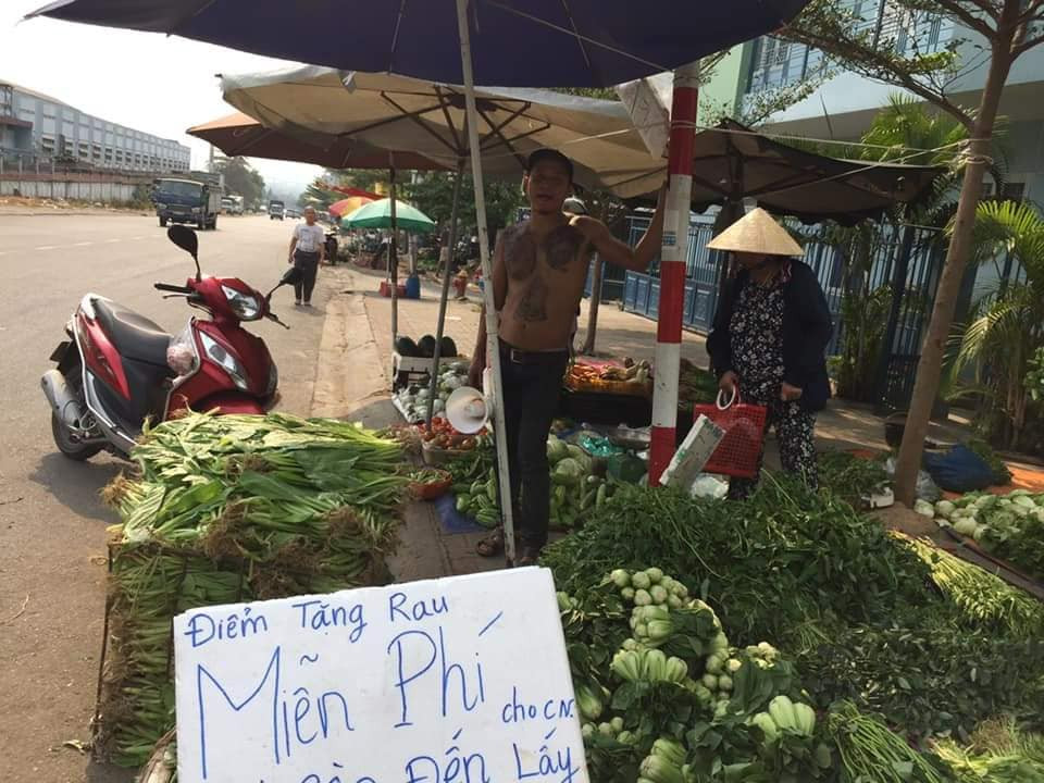 Theo tìm hiểu, chủ sạp rau nổi tiếng MXH trên có tên Minh Râu và là hộ kinh doanh buôn bán ở ngã 4 Bồn Nước và một quầy ở khu An Bình tất cả đều thuộc địa phận tỉnh Đồng Nai.