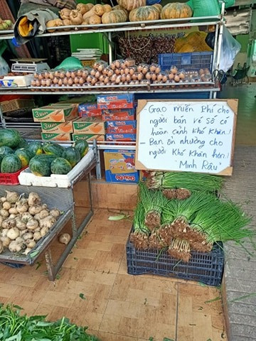 Một người dân sống gần khu vực sạp rau của chú Minh có chia sẻ: "Hiếm có ai vừa tốt bụng vừa bình dân lại vui tính như chú. Người ta lo công việc và miếng cơm manh áo rồi người ta cũng không còn sự vui tươi nữa, chúc chú khỏe mạnh để tiếp tục giúp đỡ cho người có hoàn cảnh khó khăn".