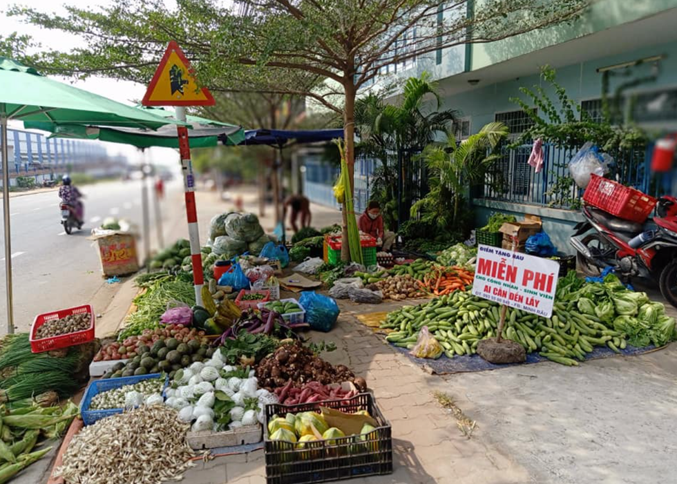 Sạp rau của chú Minh râu hàng tuần đều phát rau miễn phí cho người lao động nghèo khu vực gần khu công nghiệp Biên Hòa.