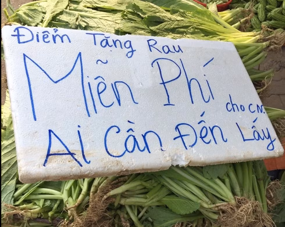 Với tính cách vui vẻ và lòng tốt, chú Minh được nhiều người dân trong khu vực quý mến và sạp rau của người đàn ông này luôn tấp nập khách tới lui.