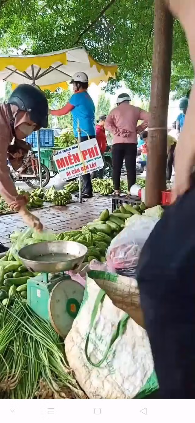 Giải thích lý do tuy bán rau nhưng chú Minh Râu lại nổi như cồn trên mạng xã hội, nhiều người dân gần đó cho biết chú buôn bán rất thoải mái, hơn nữa gần 6 năm bán rau tuần nào chú Minh cũng phát rau và trái cây miễn phí cho người nghèo nên ai cũng nhớ.