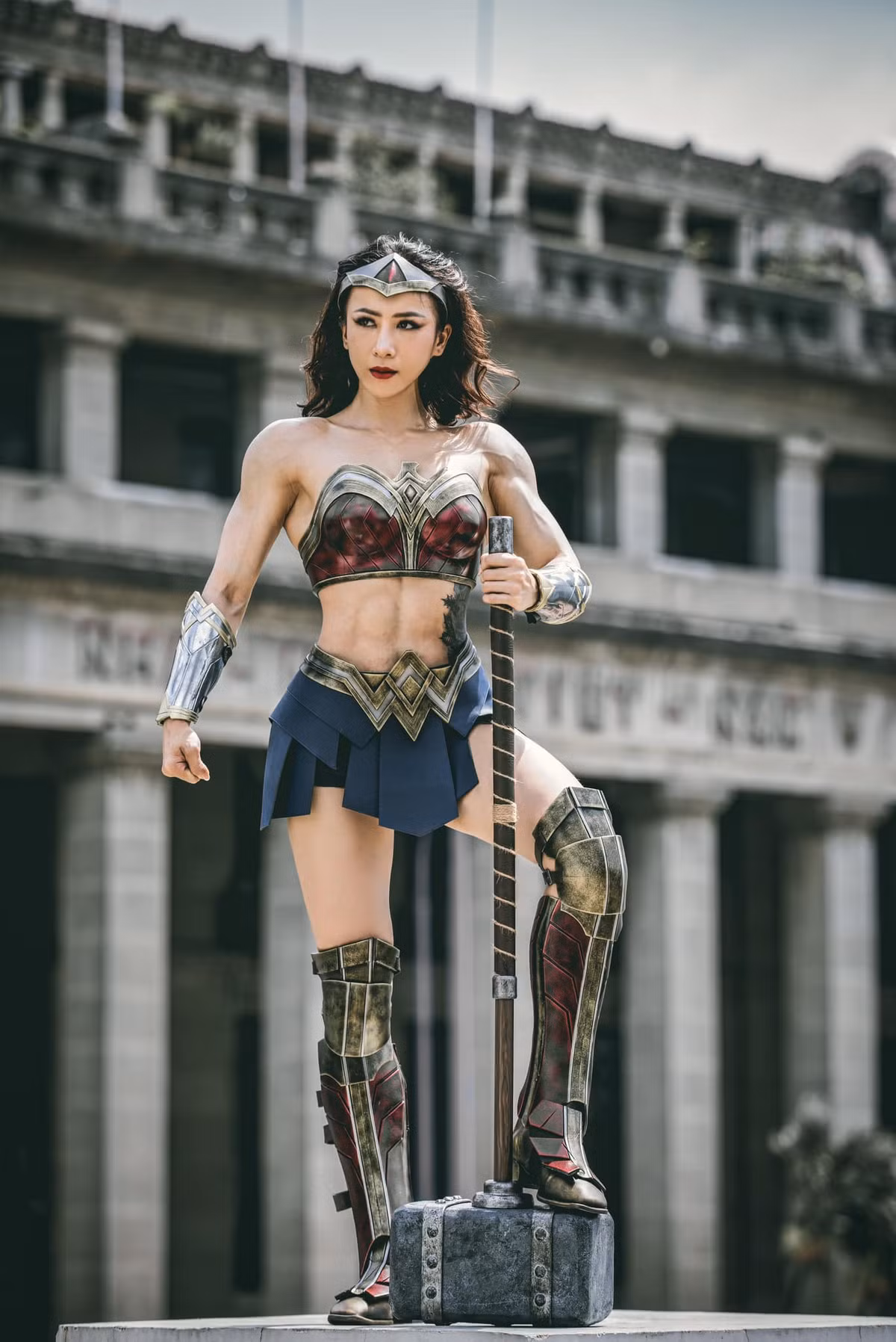 Không chỉ có bộ ảnh cosplay trên, Nguyên Thi có nhiều khoảnh khắc đời thường gây chú ý vì thân hình cường tráng.