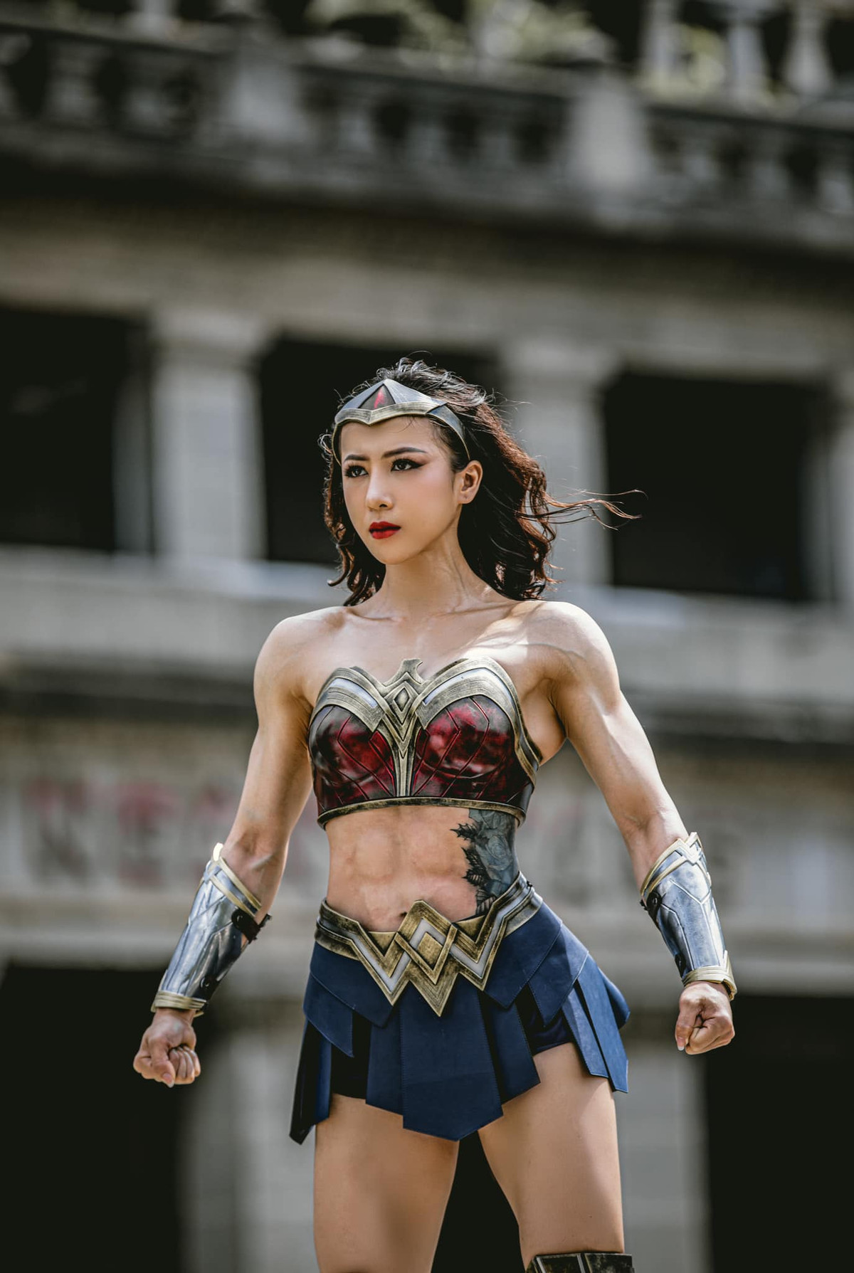 Thân hình như tượng đúc của Nguyên Thi chính là lý do cô luôn nổi bật ở những nơi đông người.