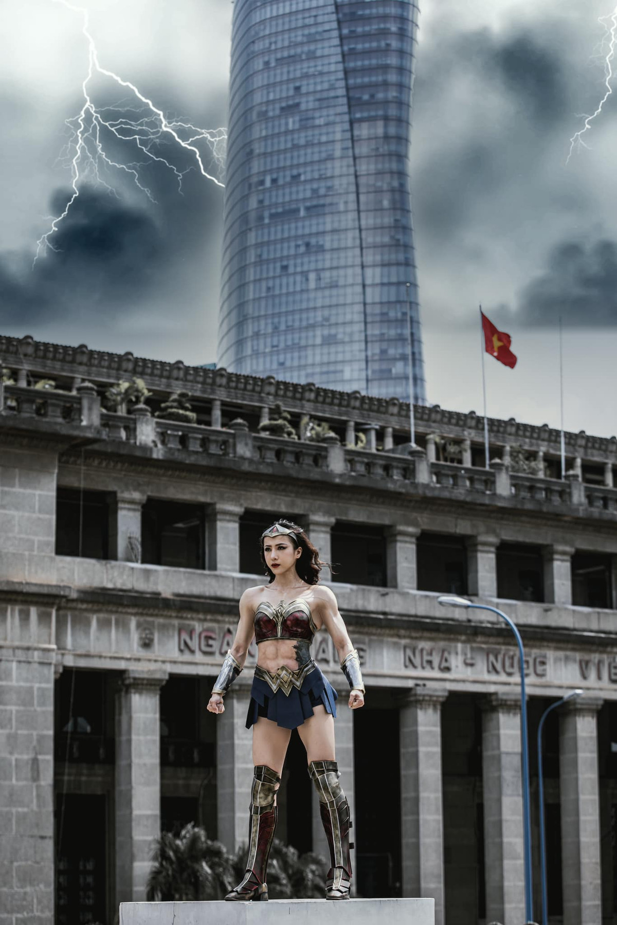 Để thực hiện bộ ảnh trên, đầu tư về trang phục được đo ni đóng giày với áo dáng croptop và chân váy ngắn, sử dụng bộ giáp tay và chân, búa cầm tay cá tính.