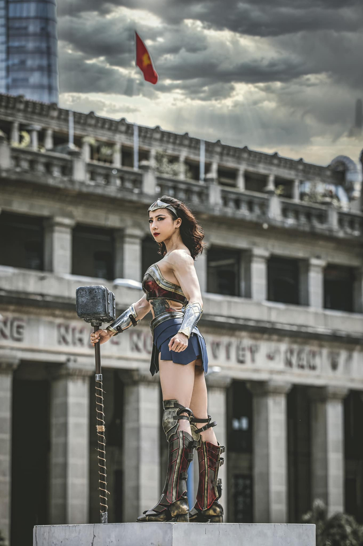 Để có được những khoảnh khắc tuyệt đẹp giữa bối cảnh của Sài Gòn, Nguyên Thi chọn những không gian mang đậm dấu ấn của thành phố mang tên Bác. Đồng thời, cô gồng cơ thể để cơ bắp hiện lên rõ nét, sắc sảo hơn mang tới tạo hình cực sát với nhân vật trong phim.