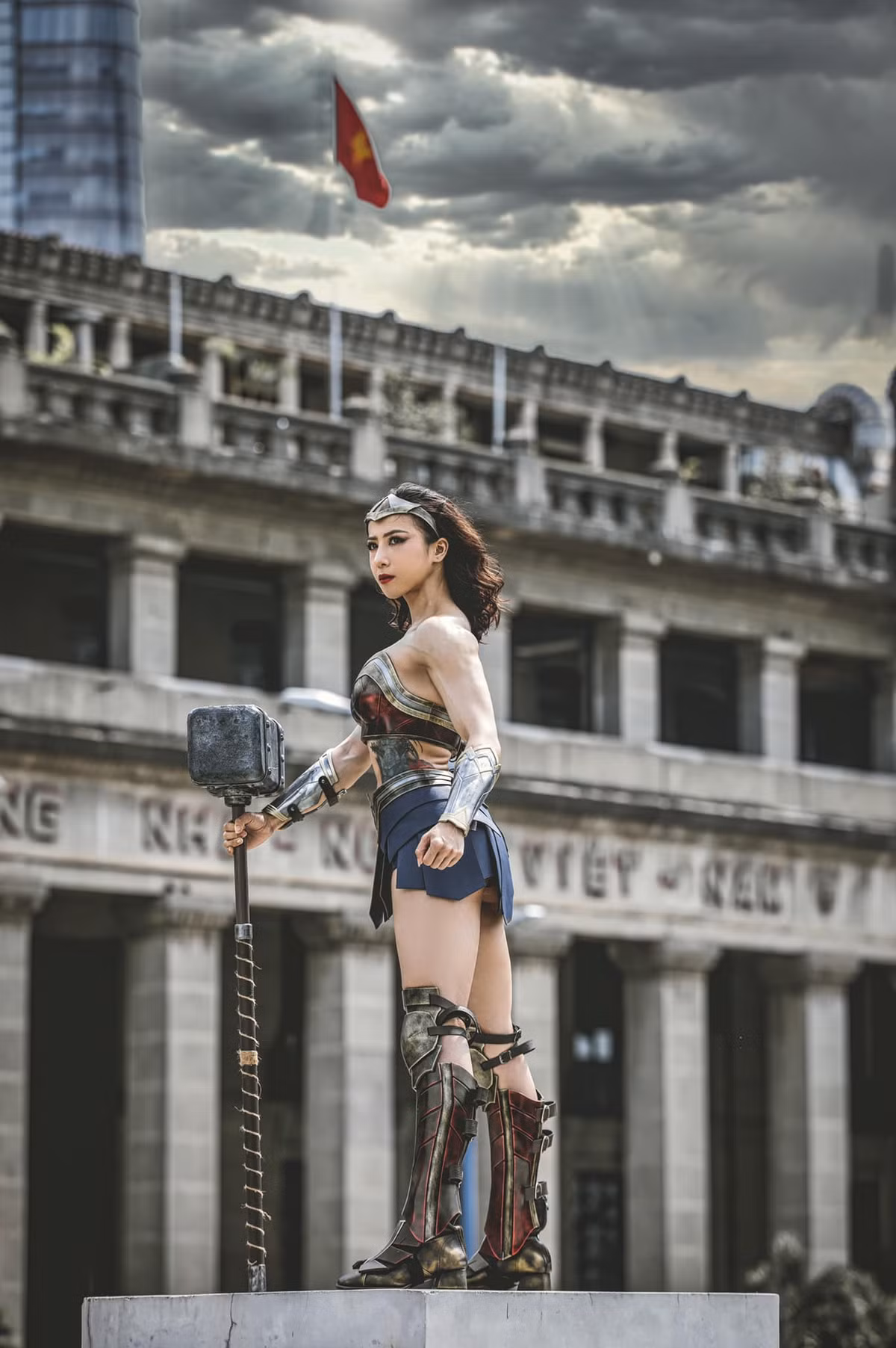 Để có được những khoảnh khắc tuyệt đẹp giữa bối cảnh của Sài Gòn, Nguyên Thi chọn những không gian mang đậm dấu ấn của thành phố mang tên Bác. Đồng thời, cô gồng cơ thể để cơ bắp hiện lên rõ nét, sắc sảo hơn mang tới tạo hình cực sát với nhân vật trong phim.