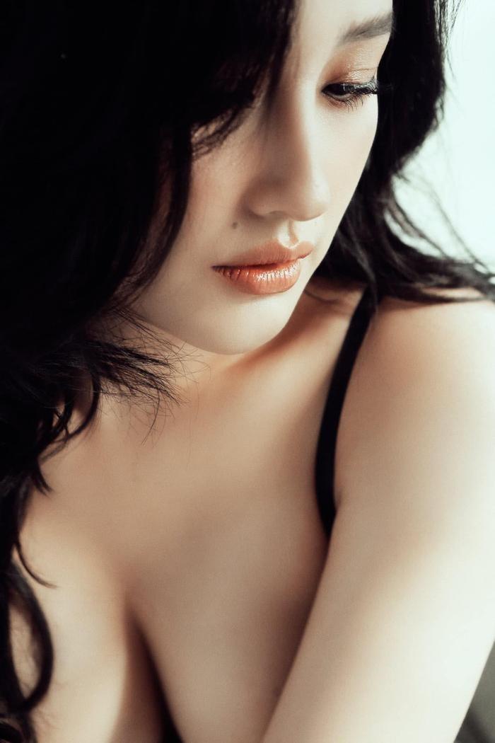 Bên cạnh đó, Mai Phương Thúy còn áp dụng phong cách trang điểm đậm, tôn lên nhan sắc đằm thắm và ngày càng mặn mà.