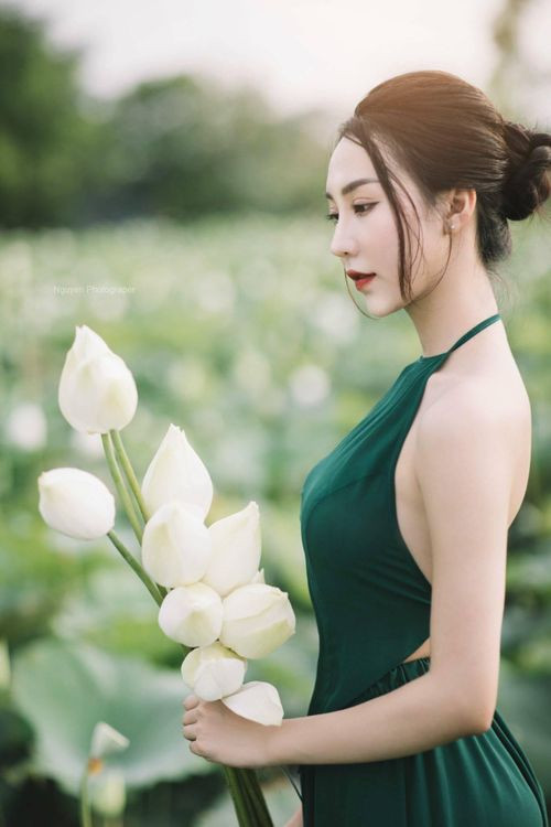 Nói về lý do thực hiện bộ ảnh này, Hồng Nhung cho biết: “Mình chụp bộ ảnh này ở Thanh Xuân, Hà Nội vào đầu mùa sen. Mình rất yêu loài hoa sen, nó thể hiện cho sự tinh khiết, thanh cao, thuần khiết trong tinh thần. Khi nhận thấy đầm sen đầu mùa tại đây đang nở rộ, mình cùng nhiếp ảnh gia đã lên ý tưởng thực hiện bộ ảnh Thiếu nữ bên đầm sen”.