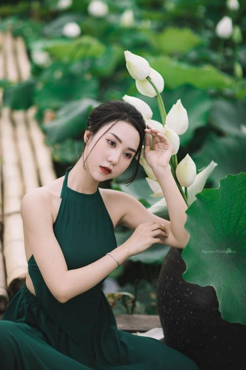 Theo đuổi đa dạng các dòng nhạc khác nhau, từ EDM, Vinahouse cho đến Electro House… Hồng Nhung được nhiều người biết đến và lượng show ngày càng nhiều.