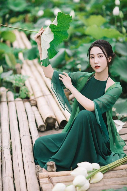 Còn về sự nghiệp của Hồng Nhung, ngay từ nhỏ cô nàng đã xem nhiều chương trình về DJ và nhận thấy niềm đam mê với công việc này. Năm 2017, cô bắt đầu bén duyên với nghề DJ