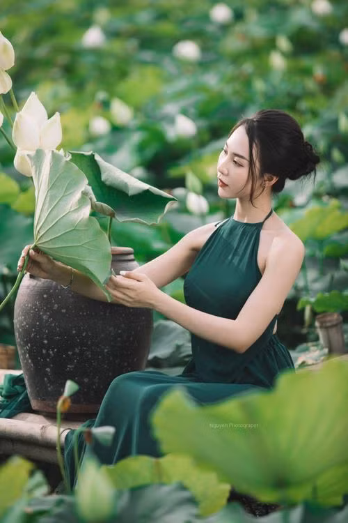 Hướng đến xây dựng hình tượng người phụ nữ độc lập, tự chủ, Hồng Nhung đặt ra mục tiêu trước 30 tuổi phải tự lo cho bản thân một cuộc sống đầy đủ, có công việc tốt và “tốc độ thành công phải nhanh hơn tốc độ già đi mỗi ngày của ba mẹ”.