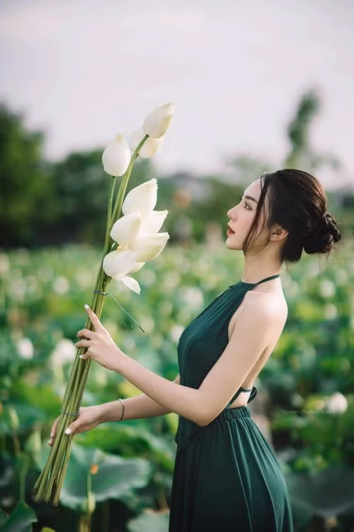 Không những đầu tư vào kỹ năng chơi nhạc để hỗ trợ công việc, Hồng Nhung còn dành thời gian để tập luyện duy trì vóc dáng và tăng cường sức khỏe. Chế độ dinh dưỡng hằng ngày cũng được cô chú trọng để đáp ứng yêu cầu của công việc đòi hỏi có ngoại hình cuốn hút.