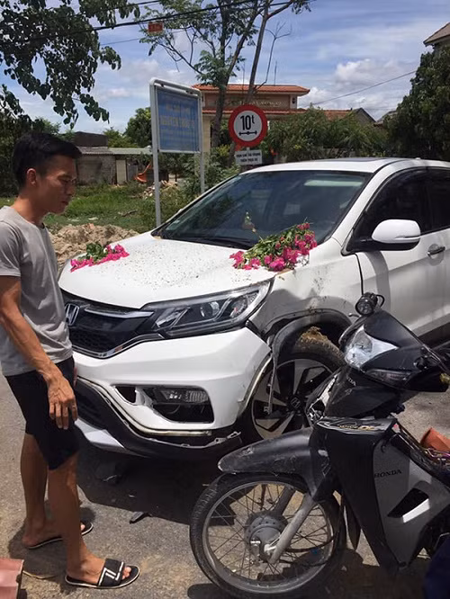 Bức ảnh được một tài khoản chia sẻ kèm dòng chú thích: "Người chở xe hoa đâm vào 1 ô tô trên đường phố ở Vinh. Đúng lúc ô tô vừa hết bảo hiểm. Tuy nhiên anh trai đi ô tô đã hết sức cảm thông không bắt đền còn nhẹ nhàng bảo: ‘Quả này chú đi sai rồi, nhưng chú đi bán hoa vất vả, để cháu tự sửa xe cũng được chú ạ".