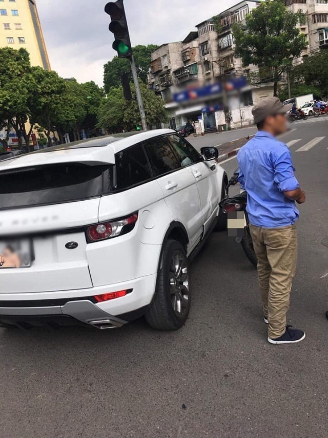 Người lái xe máy do vít ga quá đà nên đã “hôn cái nhẹ" lên sườn xế hộp. Tưởng đâu cũng chỉ thuộc loại thường thường thôi, nào ngờ ngẩng đầu lên mới thấy là xế xịn bạc tỷ khiến anh chủ xe máy “toát mồ hôi hột”. Tuy nhiên, cách cư xử không to tiếng và cũng không bắt đền gay gắt của chủ xe ô tô khiến người đâm xe phải nể phục.