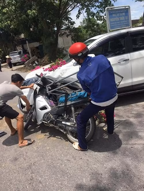 Theo hình ảnh được chụp lại, chủ xe ô tô sau khi bị chiếc xe máy va vào đã không hề chửi bới, xô xát hay bắt đền mà chạy lại giúp người bán hoa dựng xe máy dậy. Sự việc được cho là xảy ra tại thành phố Vinh, Nghệ An.