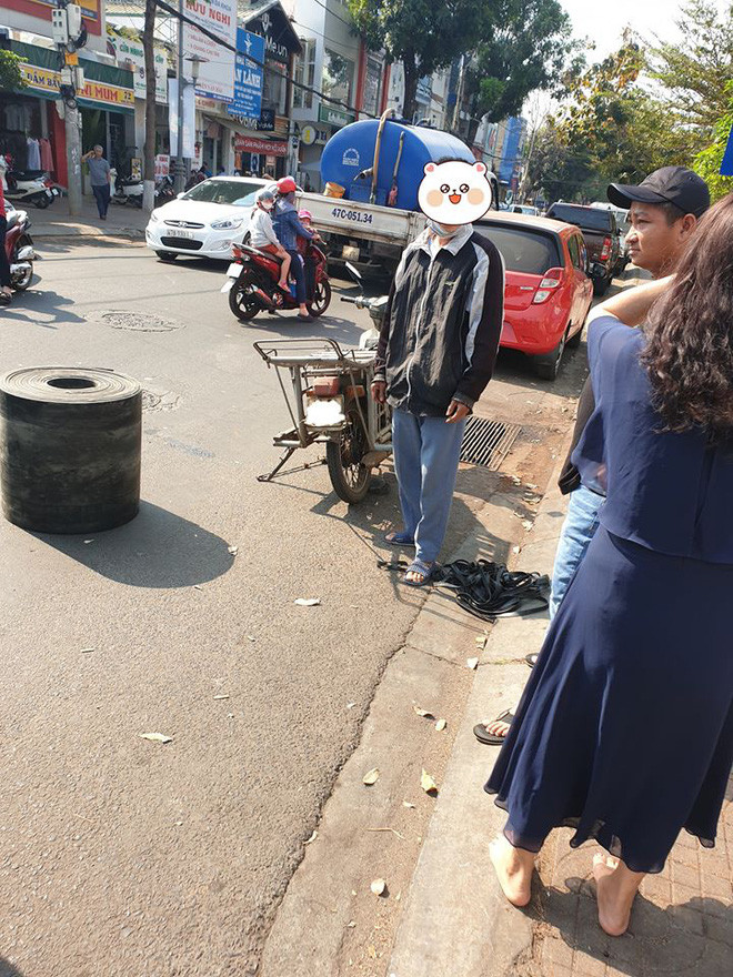 Theo đó, thay vì thương tiếc phương tiện của mình khi bị người đi xe máy đâm móp, cặp vợ chồng này lại lo cho tình trạng của người đàn ông đi xe máy trước bằng cách hỏi han, quan tâm. Cách hành xử đầy văn minh, tốt đẹp cũng như chứa đựng tình người này đã khiến cộng đồng mạng thán phục và cảm động. Không xảy ra bạo lực, không dùng lời lẽ nặng nề, không bắt đền ráo riết, cặp vợ chồng đã có cách giải quyết vấn đề khiến nhiều tài xế điều khiển phương tiện giao thông phải học hỏi.