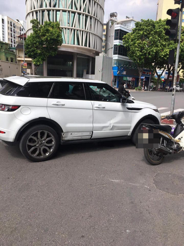 Trước đó, không ít lần thái độ của các chủ xế hộp dù bị đâm nhưng cách cư xử của họ được dân mạng khen ngợi. Điển hình như vụ va chạm gần khu vực cây xăng Trần Hưng Đạo, Hoàn Kiếm, Hà Nội.