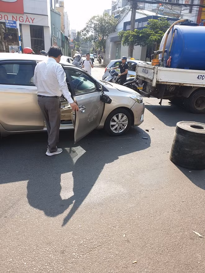 Trước đó, vào tháng 2/2020, một câu chuyện được chia sẻ rộng khắp trên các diễn đàn mạng xã hội đã thu hút sự quan tâm của nhiều người. Cụ thể, đây là một vụ va chạm giao thông giữa chiếc xe ô tô và xe gắn máy.