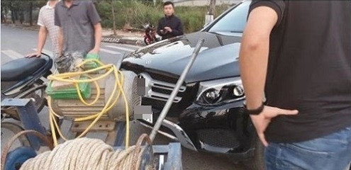 Trước đó, câu chuyện va chạm tương tự và cách hành xử của chủ xế hộp tiền tỷ với anh thợ xây được chia sẻ cách đây không lâu cũng nhận được những tràng pháo tay tán thưởng từ dư luận.